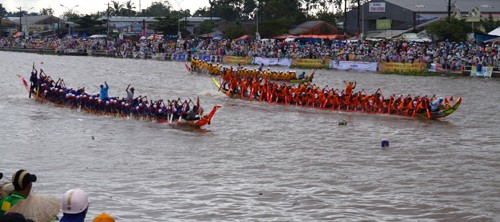 ពិធីបុណ្យអកអំបុកប្រព្រិត្តទៅយ៉ាងផុលផុសនៅខែត្រ Tra Vinh។ - ảnh 1